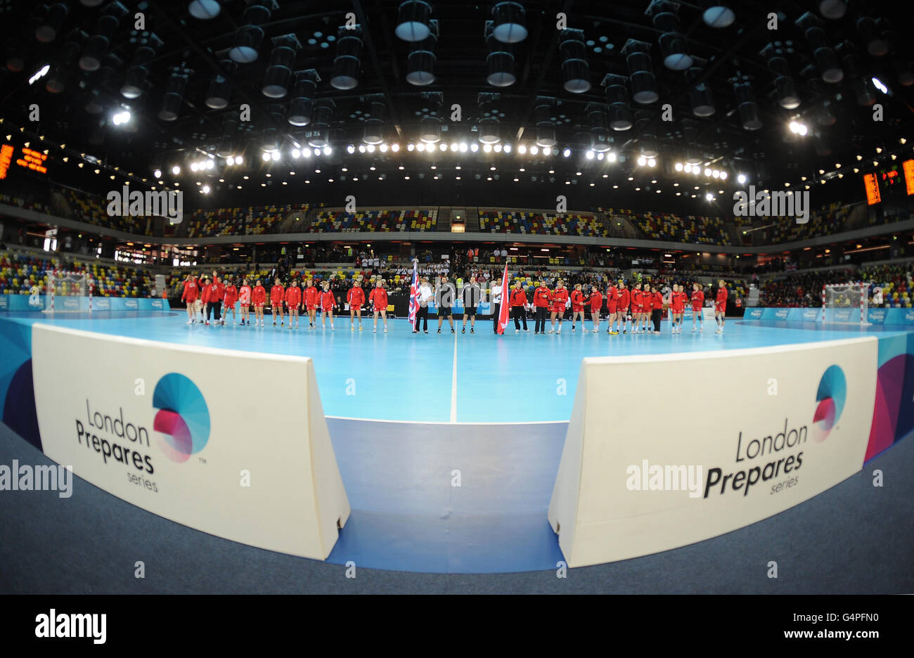 Das britische Team (links) stellt sich während des London Handball Cup und 2012 Testevents im Olympic Park, London, mit der österreichischen Mannschaft zusammen. Stockfoto