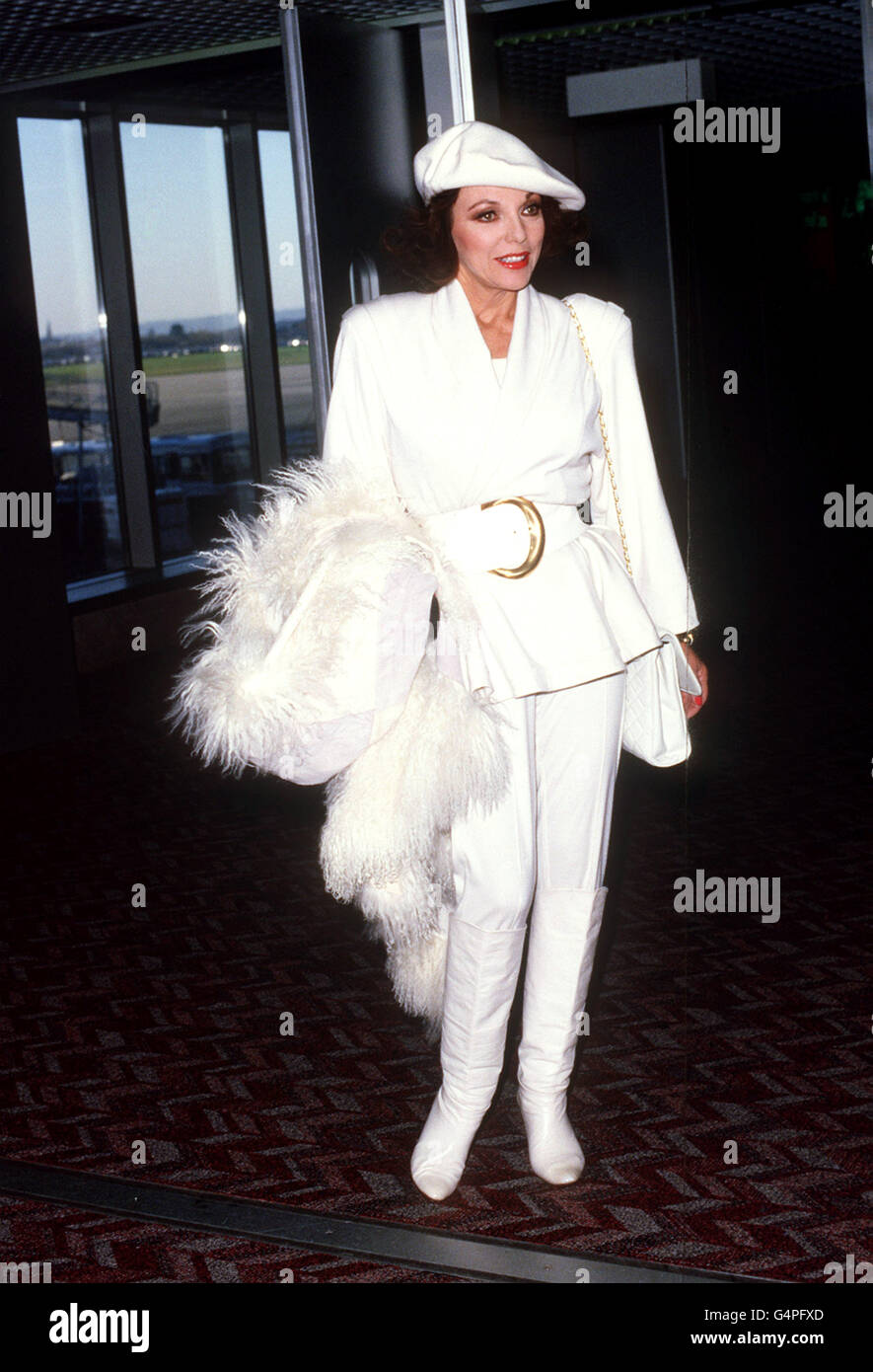 Die britische Schauspielerin Joan Collins, Königin der Seifenstars, wird ihrem glamourösen Image gerecht, als sie aus Los Angeles in Heathrow, London, ankommt. Stockfoto