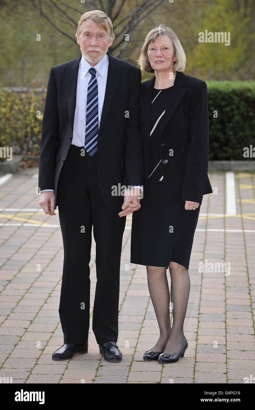 Richard Wakefield, Bruder von Kate Prout und seiner Frau Linda Wakefield, aus Stroud stehen vor den Polizeileitern von Gloucestershire, wo sie ihre Reaktion auf den Fund von Kate's Überresten in einem Feld in der Nähe von Redmarley, Gloucestershire, gaben, wo ihr Mann Adrian Prout ihren Leichnam vergrub. Stockfoto