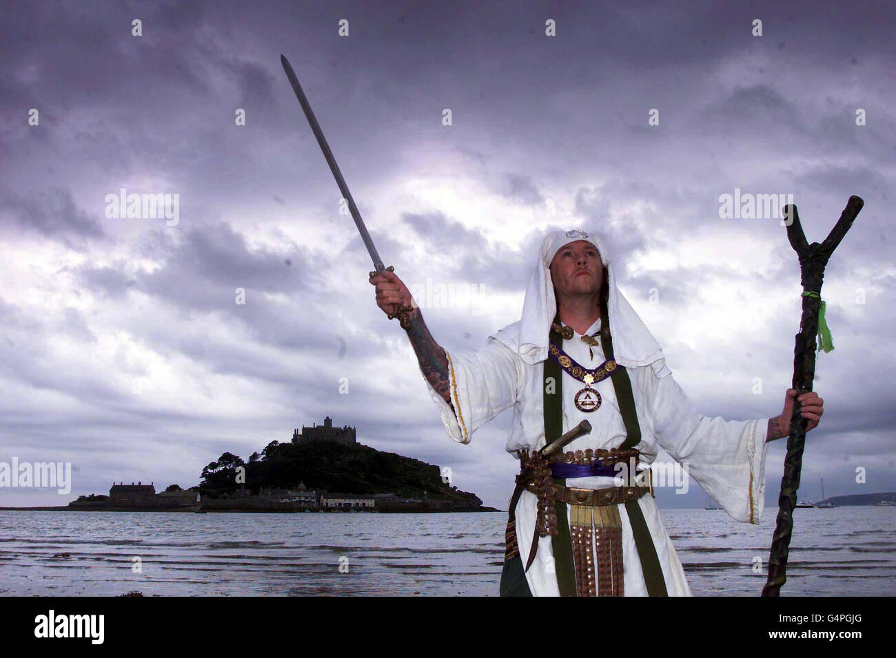 Dylan Apthium, Erzdruide des Insular Order of the Druids, betet am St. Michael's Mount, Penzance, Cornwall, dafür, dass die Wolken vor der Sonnenfinsternis verschwinden. Stockfoto