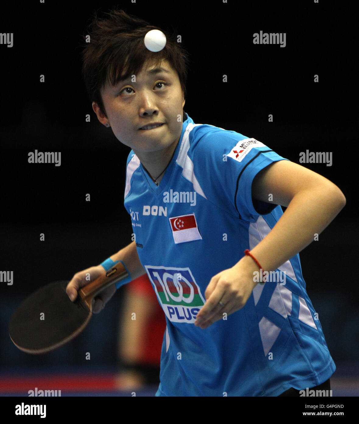 Chinas Guo Yue während ihrer Viertelfinalniederlage gegen Chinas Liu Shiwen während der ITTF Pro Tour Grand Finals in der Excel Arena in London. Stockfoto