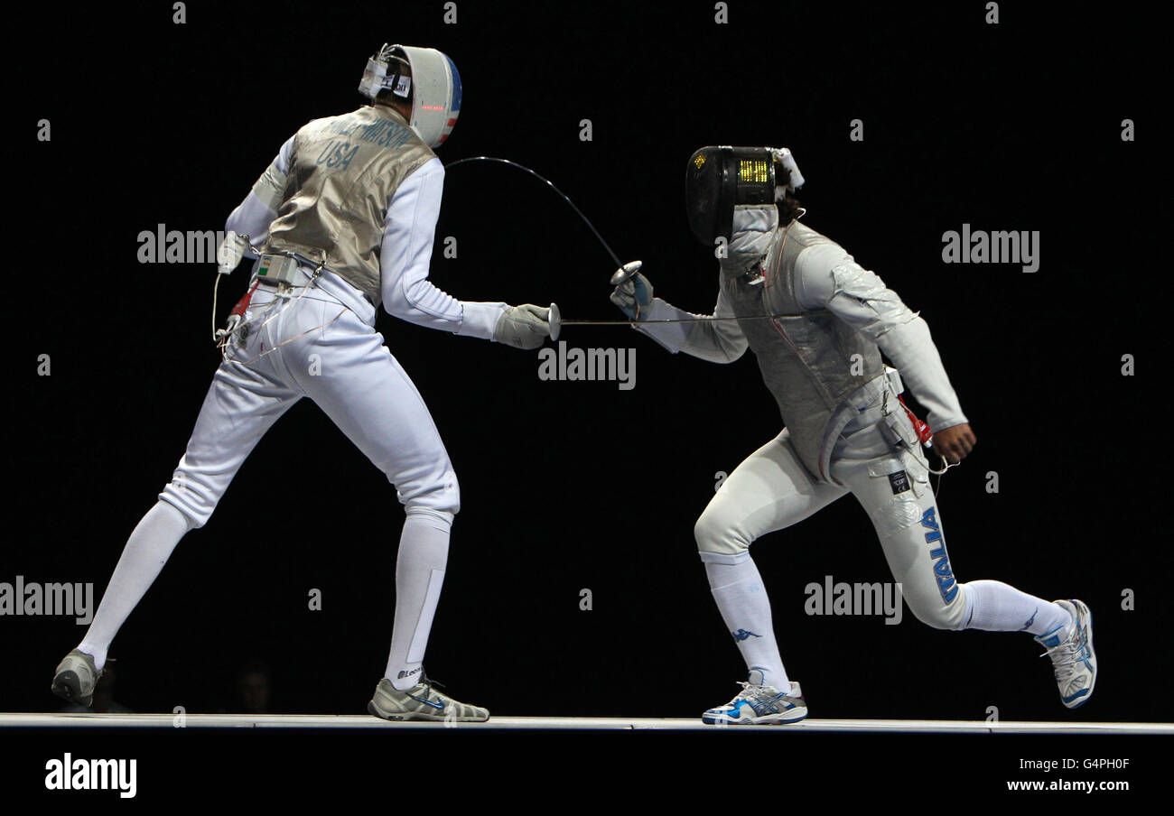 Die USA Miles Chamley-Watson im Kampf gegen den Italiener Tommaso Lari während des Halbfinales der Fechten International Invitational in der Excel Arena, London. Stockfoto