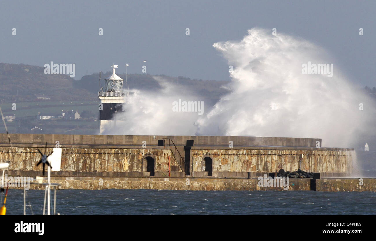 Holyhead Wellenbrecher auf hoher See, da sechs Menschen vermisst werden, nachdem das Schwanlandfrachtschiff in der Irischen See versank. Stockfoto