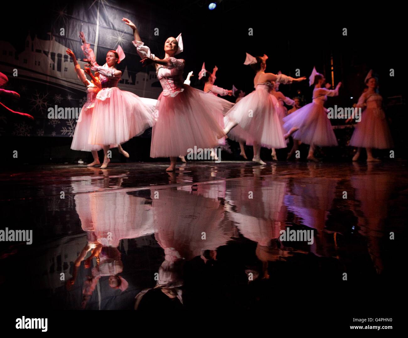Foto. Tänzer der Monica Loughman Ballet School treten in der O'Connell Street auf, während Dublins Weihnachtslichter heute Abend von Oberbürgermeister Andrew Montague eingeschaltet werden. Stockfoto