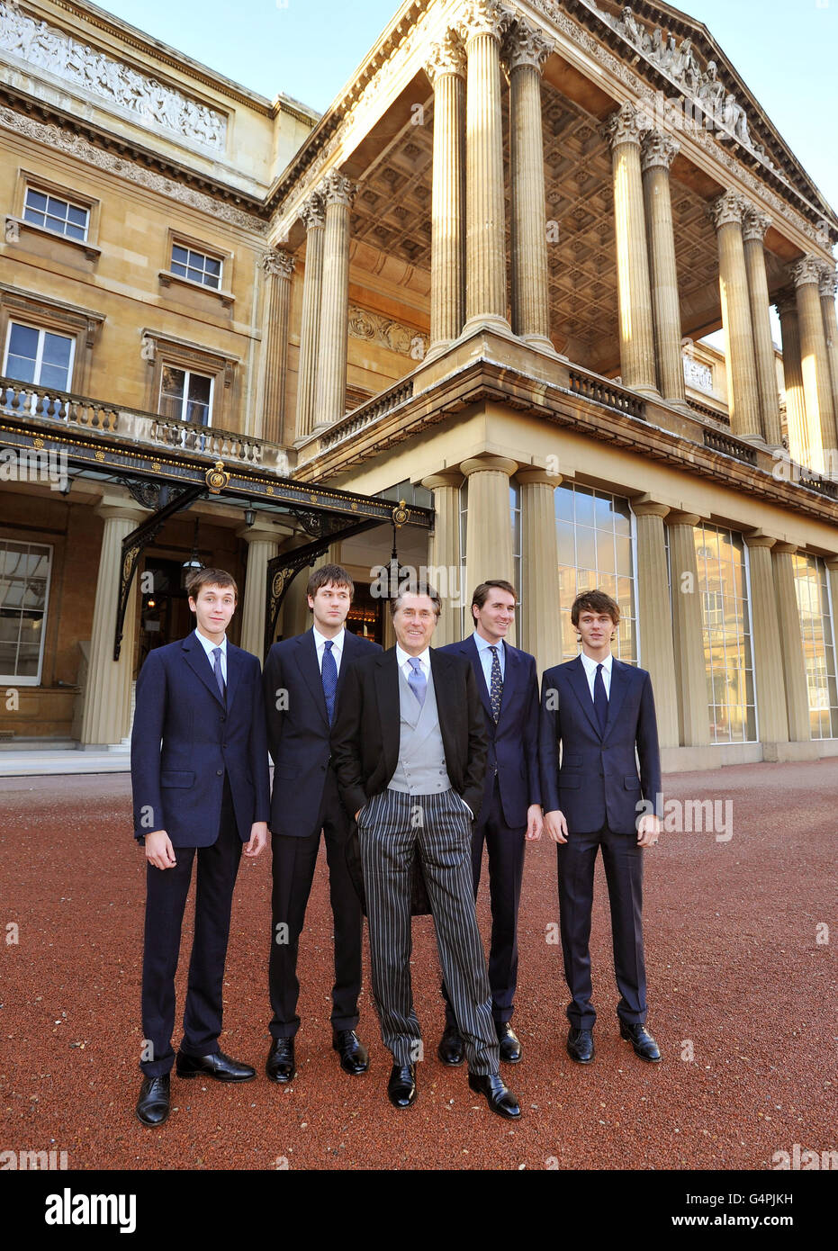 Roxy Music Sänger Bryan Ferry, mit seinen vier Söhnen (von links nach rechts) Merlin, Isaac, Otis und Tara, als sie zur Investiturzeremonie im Buckingham Palace im Zentrum von London ankommen, wo er seine Commander of the British Empire (CBE) Medaille von der Queen erhalten wird. Stockfoto