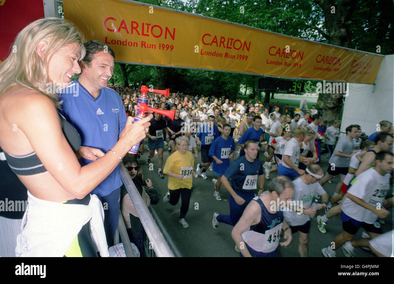 Der ehemalige britische Olympiaschwimmer Sharron Davies und der ehemalige Tottenham Hotspur-Fußballspieler Gary Mabbutt starten den Carlton London Run 1999 im Londoner Battersea Park. Stockfoto