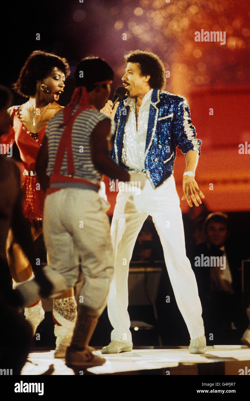 Olympische Spiele - Los Angeles 1984 - Abschlusszeremonie. Der amerikanische Sänger Lionel Richie tritt während der Abschlusszeremonie der Olympischen Sommerspiele 1984 in Los Angeles auf. Stockfoto