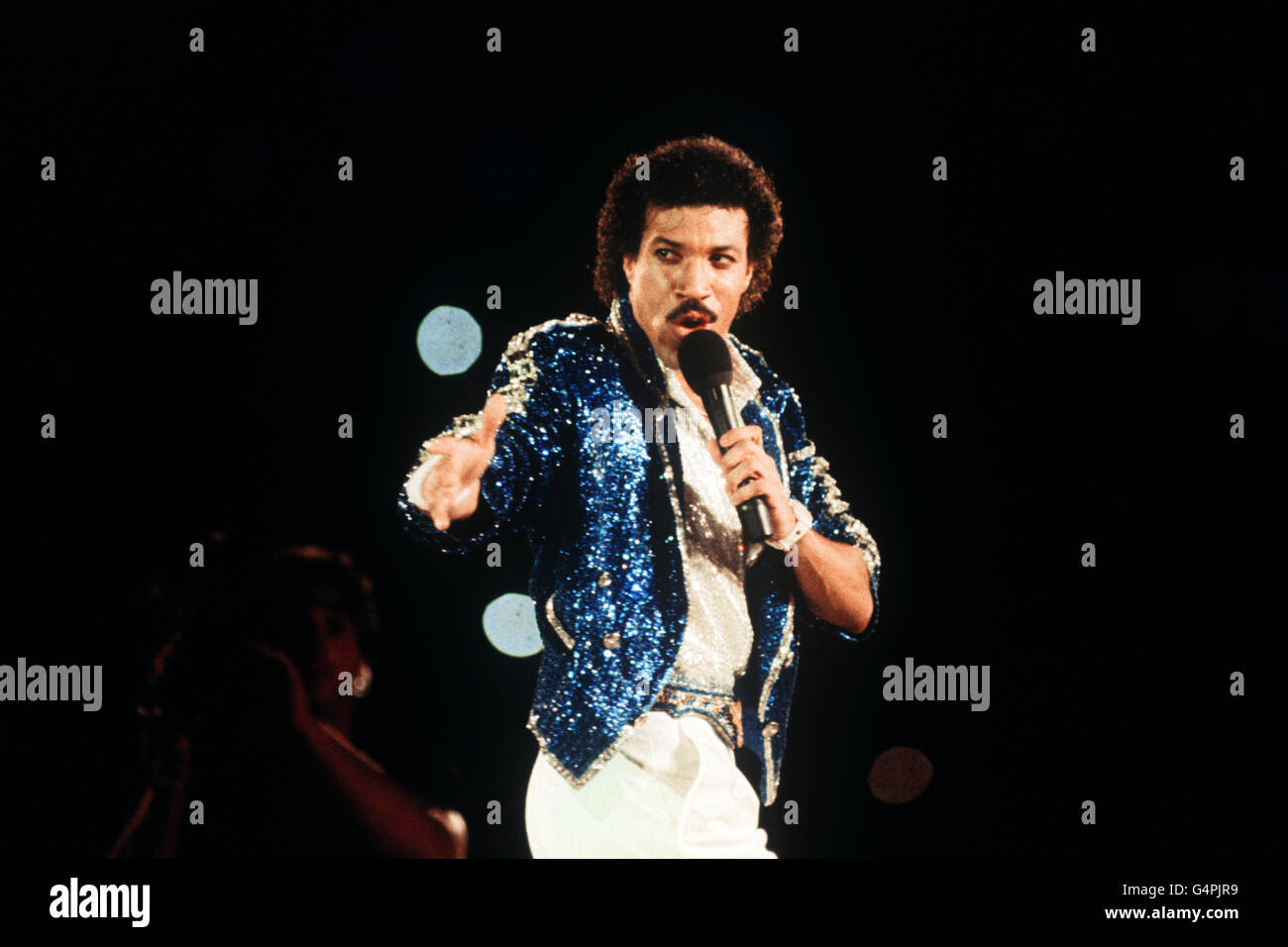 Der amerikanische Sänger Lionel Richie tritt während der Abschlussfeier der Olympischen Sommerspiele 1984 in Los Angeles auf. Stockfoto