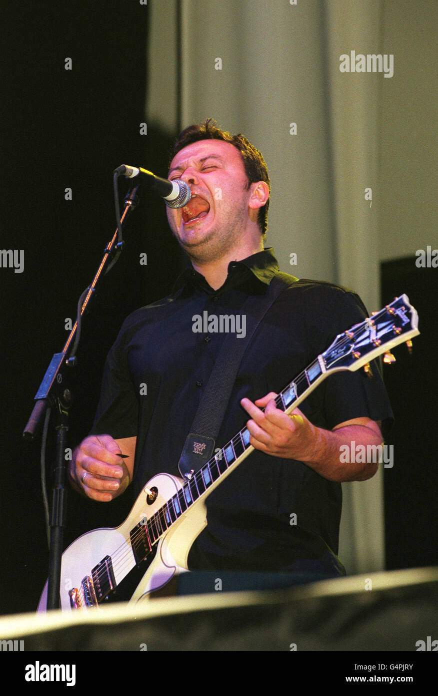 James Dean Bradfield, Leadsänger der walisischen Popband Manic Street Preachers, tritt vor 10,000 Zuschauern beim V99 Musikfestival in Chelmsford, Essex, auf. *20/12/2000 Manic Street Preachers werden die erste westliche Rockband, die mit ihrem ersten Auftritt des Jahrhunderts in Kuba auftritt. Die Band wird Songs ihres sechsten Albums Know Your Enemy vorführen, wenn sie im Karl Marx Theater in der Hauptstadt Havanna auftreten, einem Veranstaltungsort mit 5,000 Plätzen. Lokale Fans werden nur 25 Cent rund 17 Pence für die Teilnahme an der Veranstaltung von der Band, deren Hits gehören A Design for Stockfoto