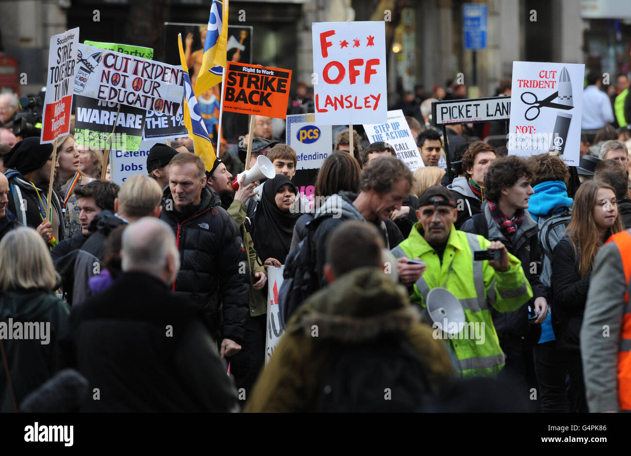 Arbeiter des öffentlichen Sektors marschieren in der Londoner Innenstadt, während Arbeiter in Großbritannien heute den größten Generalstreik seit Jahrzehnten in einer Reihe über Renten führen. Stockfoto