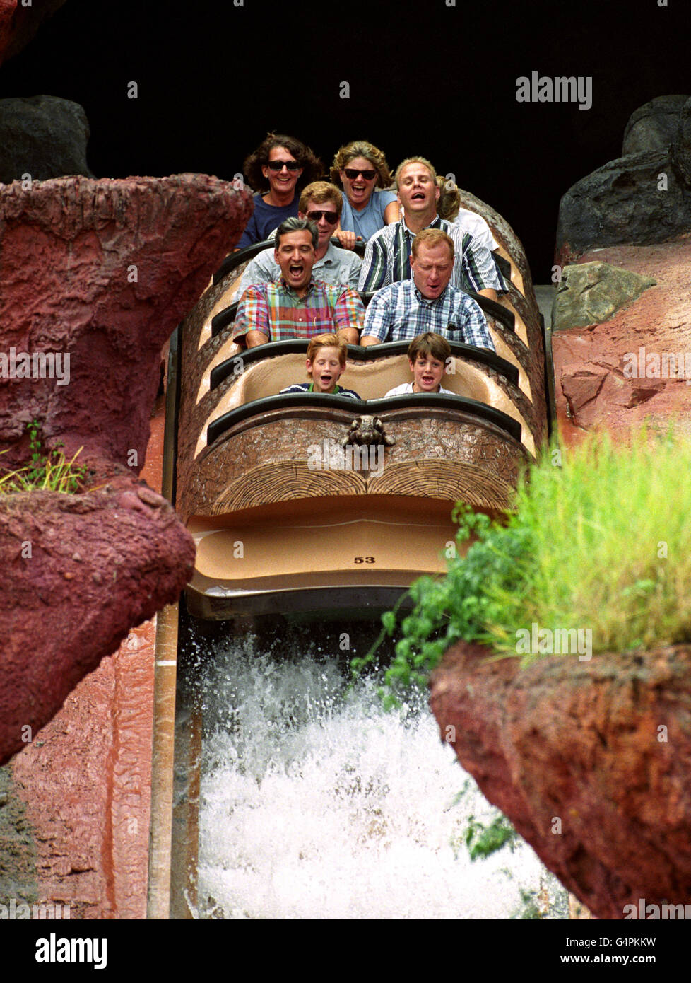 Prinz Harry (vorne links) reitet einen Holzabfluß auf dem Splash Mountain im Disney's Magic Kingdom in Florida, USA, und lehnt sich nach vorne, versteckt (obere Reihe rechts), ist seine Mutter, die Prinzessin von Wales. Stockfoto