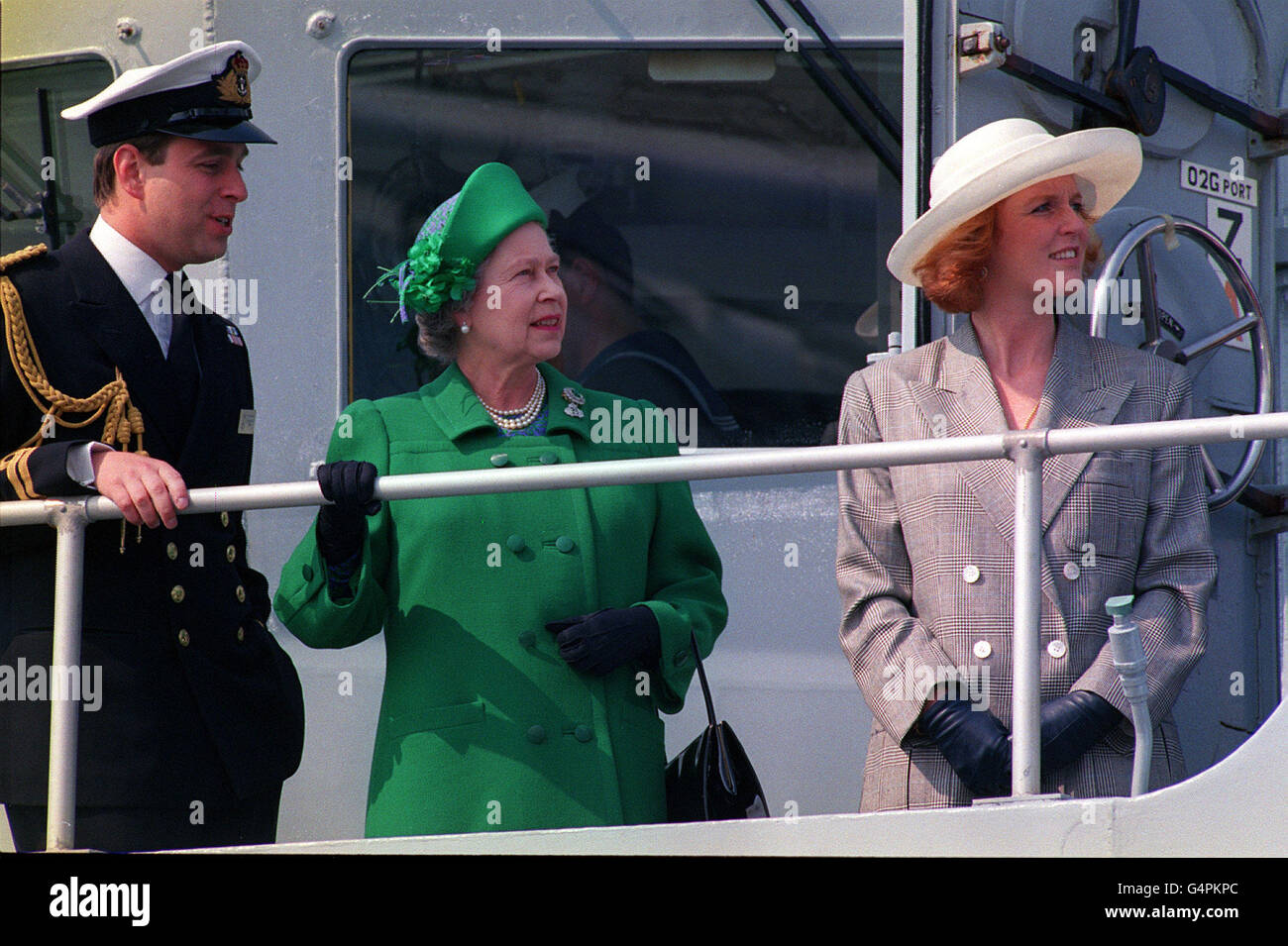 Der Herzog von York nahm sein Schiff, HMS Cambeltown, an Bord, bevor es mit der Queen, dem Herzog von Edinburgh (nicht abgebildet) und der Herzogin von York (rechts) für einen Tag im Kanal den Hafen verließ. Stockfoto