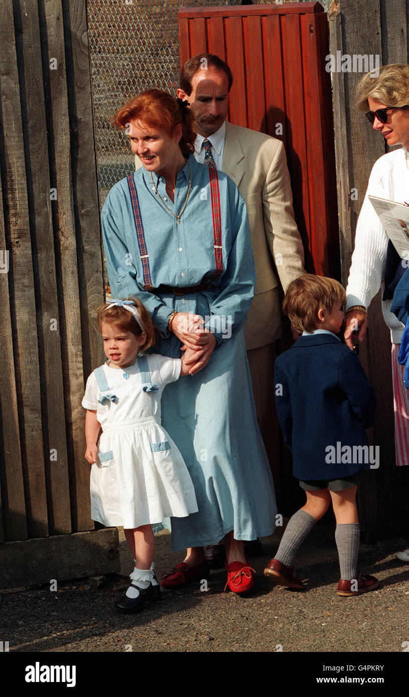 Die Herzogin von York verlässt die Upton House School, Windsor mit ihrer Tochter Prinzessin Eugenie, nachdem sie ihre andere Tochter, Prinzessin Beatrice, zur Schule gebracht hat. Stockfoto