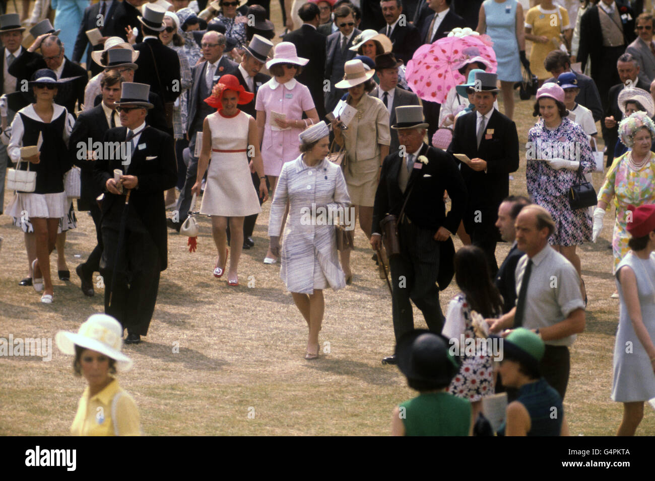Königin Elizabeth II. Und der Herzog von Norfolk verlassen das Fahrerlager bei Royal Ascot. Stockfoto