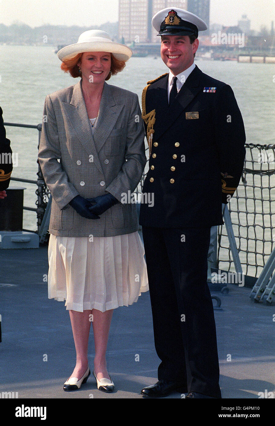 Der Duke und die Herzogin von York an Bord von HMS Cambeltown im Hafen von Portsmouth, bevor sie einen Tag lang mit der Queen und dem Duke of Edinburgh im Kanal segeln. Stockfoto