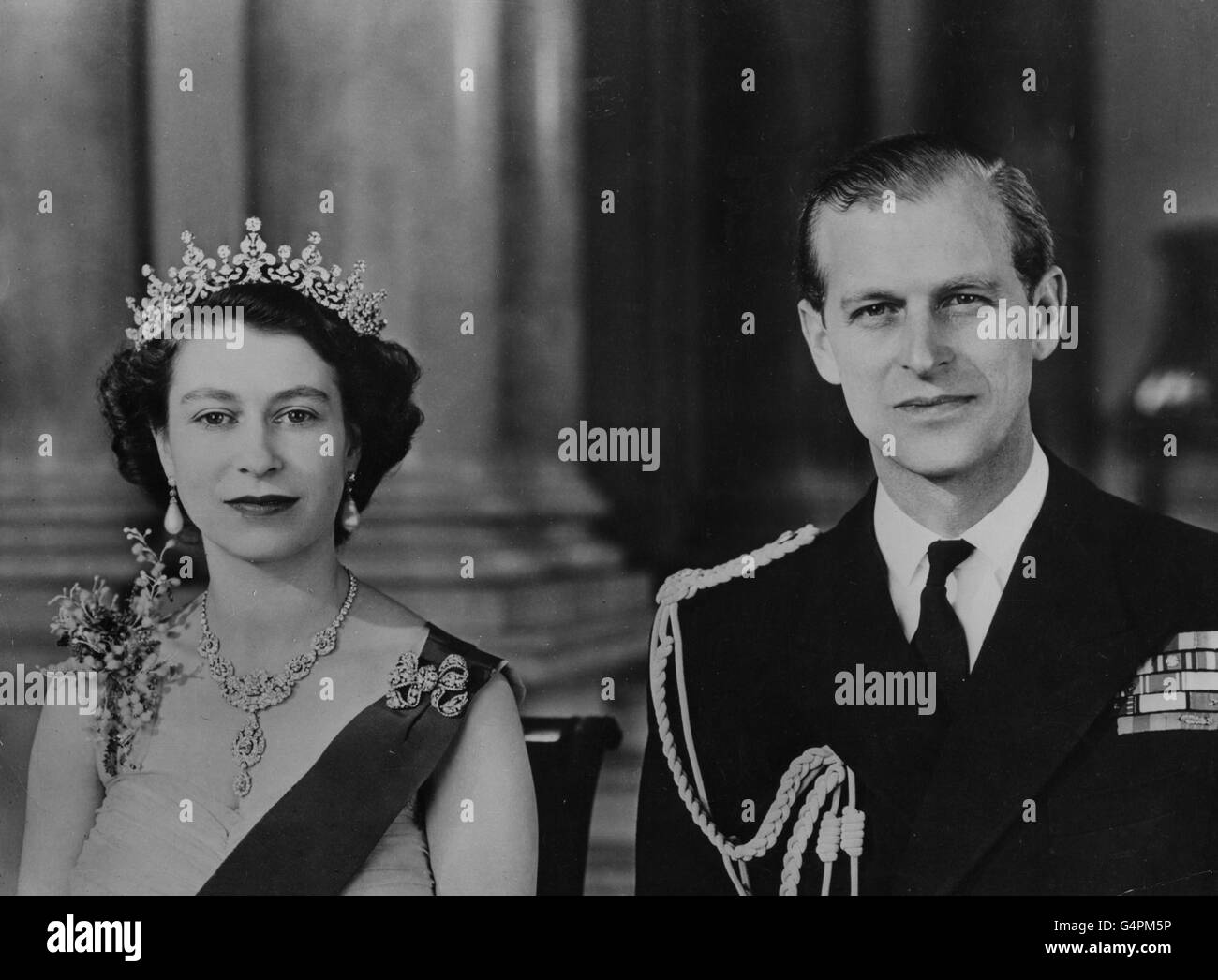 Ein Baron-Porträt von Königin Elizabeth II. Und dem Herzog von Edinburgh im Grand Eingang des Buckingham Palace, London, vor der Abreise zur Commonwealth Tour. Stockfoto