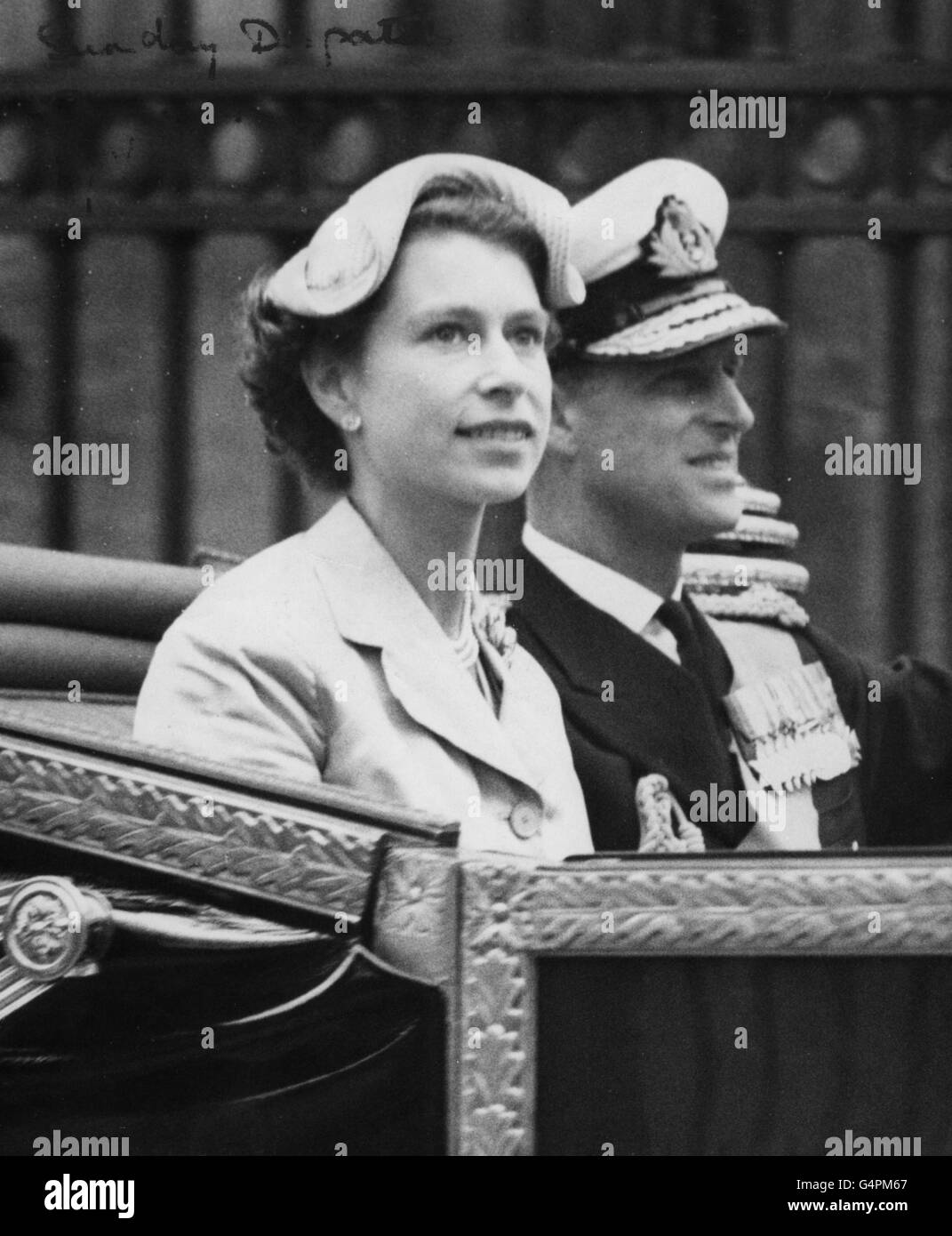 Queen Elizabeth II und der Herzog von Edinburgh fahren nach ihrer Commonwealth Tour durch die Tore des Buckingham Palace. Stockfoto