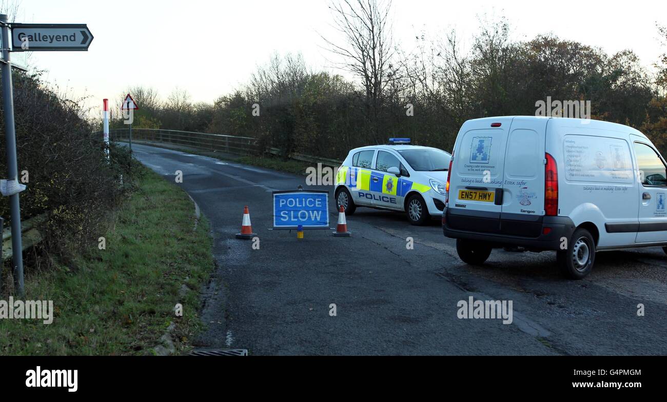 Die Polizei nimmt an der Szene auf einer Straßenbrücke über der A12 in der Nähe von Chelmsford Teil, an der ein Betonblock auf ein darunter fahrend Auto gefallen ist. Stockfoto