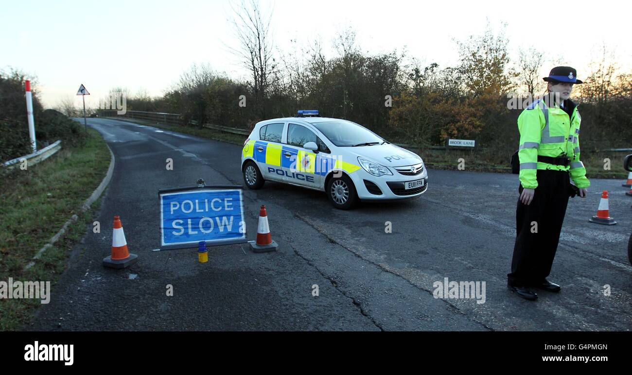 Die Polizei nimmt an der Szene auf einer Straßenbrücke über der A12 in der Nähe von Chelmsford Teil, an der ein Betonblock auf ein darunter fahrend Auto gefallen ist. Stockfoto