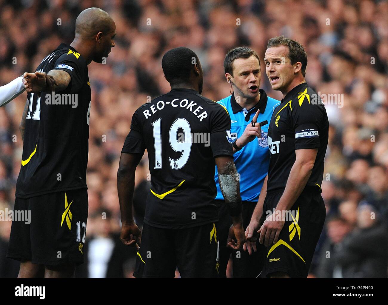 Schiedsrichter Stuart Attwell (zweiter rechts) Argumentiert nach dem Abschicken mit Kevin Davies von Bolton Wanderers (rechts) Sein Teamkollege Gary Cahill Stockfoto