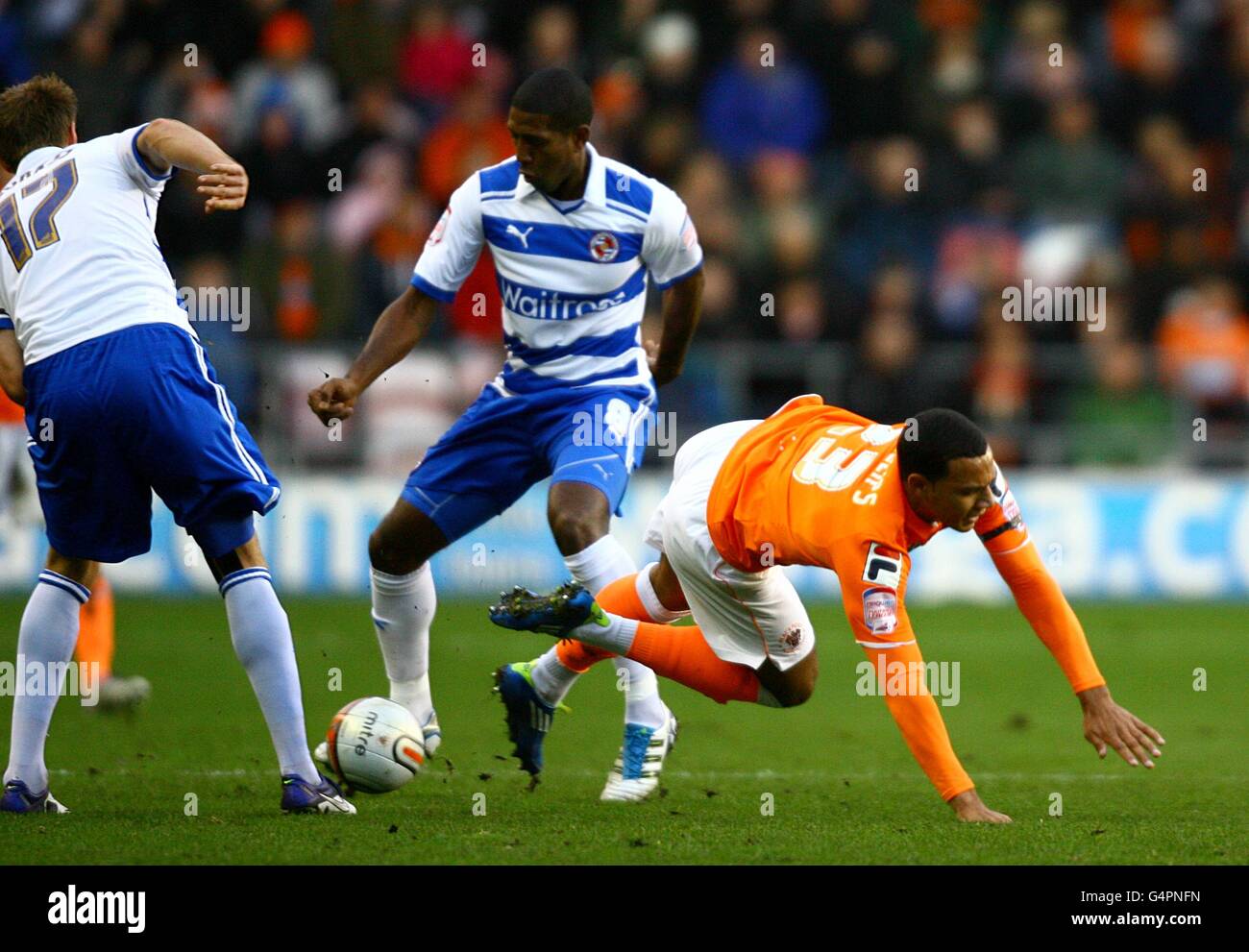 Fußball - npower Football League Championship - Blackpool / Reading - Bloomfield Road. Matt Phillips von Blackpool (rechts) fliegt nach einer Herausforderung von Kaspars Gorkss von Reading (links) durch die Luft Stockfoto