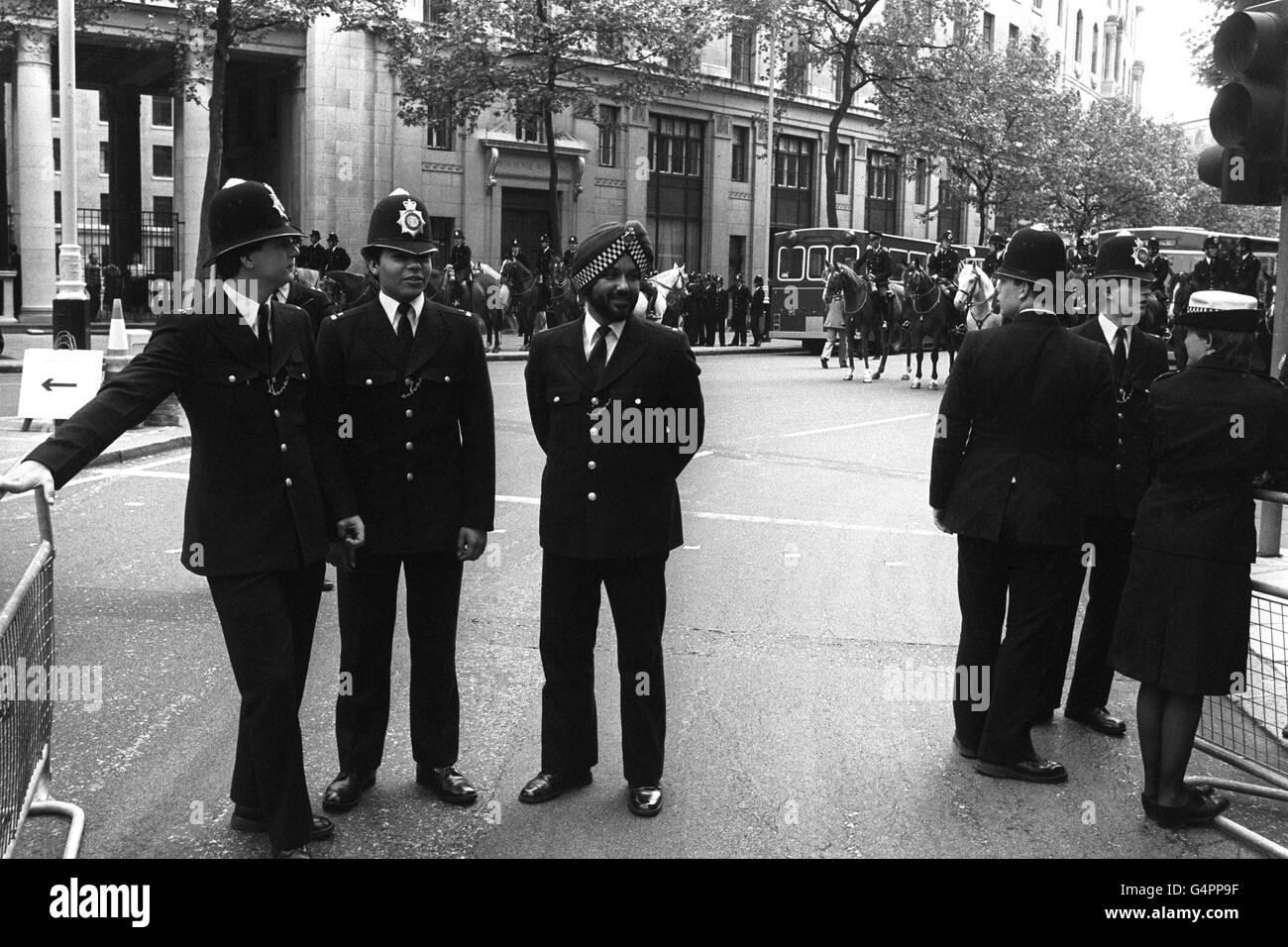 Der Polizeibeamte Brij Rajanwal (r), 33, aus Hayes Middlesex, war bei der indischen High Commission in London im Dienst, als er an seinem ersten Demonstrationsdienst teilnahm. Eine große Gruppe von Polizisten begleitete eine massive Demonstration von Sikhs durch das Zentrum Londons. Stockfoto