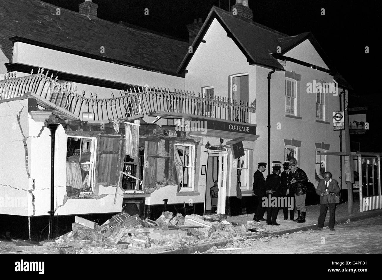 Bei einem Bombenanschlag der IRA auf den Pub Horse and Groom in Guildford werden vier Menschen getötet und über fünfzig verletzt. Stockfoto