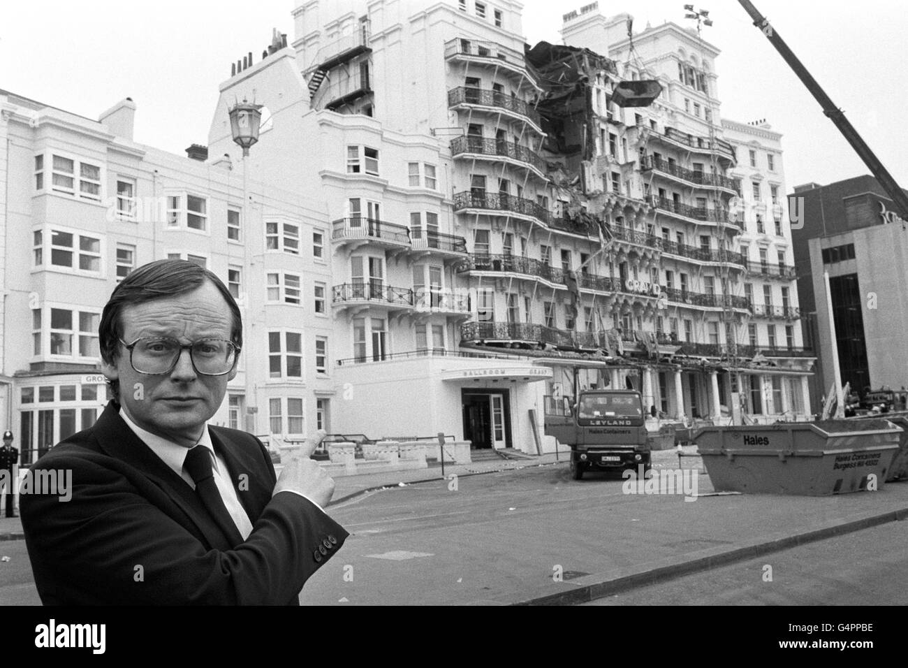 Tory-Vorsitzender John Selwyn Gummer vor dem Grand Hotel in Brighton nach einer Bombe, die während der konservativen Parteikonferenz vier Menschenleben forderte und viele andere Menschen verletzte. Stockfoto