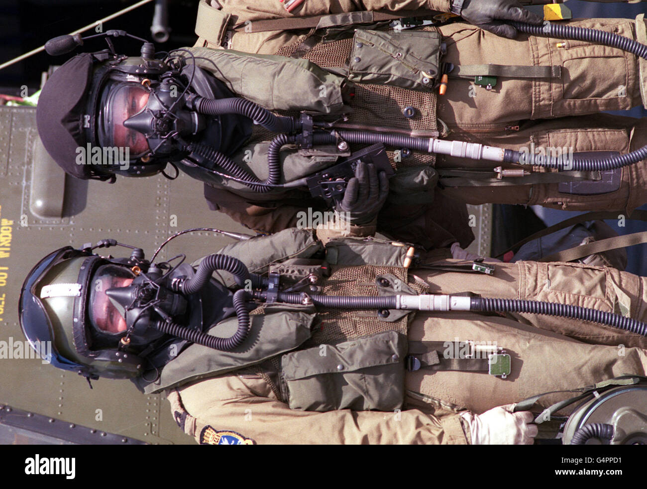 Die modernen Piloten neue chemische Kriegsführung Outfits, wie während des Golfkrieges getragen. Links: Sub. LT. Carl Conway, rechts: Sgt. Steve Humphreys, beide von Sommerset. Stockfoto