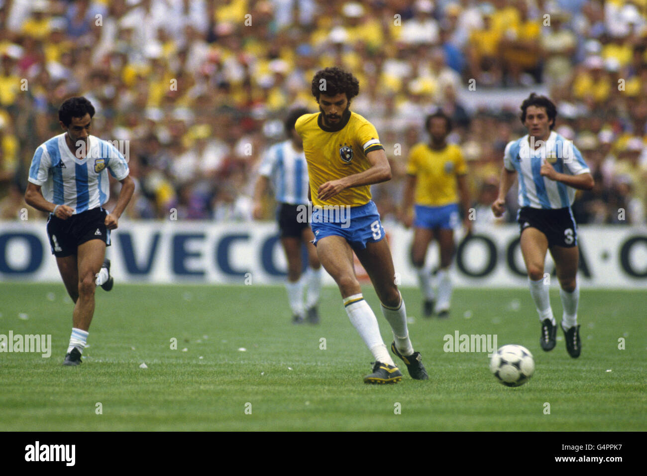 Brasiliens Sokrates in Aktion (c). Ebenfalls für Argentinien abgebildet sind Osvaldo Ardiles (l) und Juan Barbas (r). Stockfoto