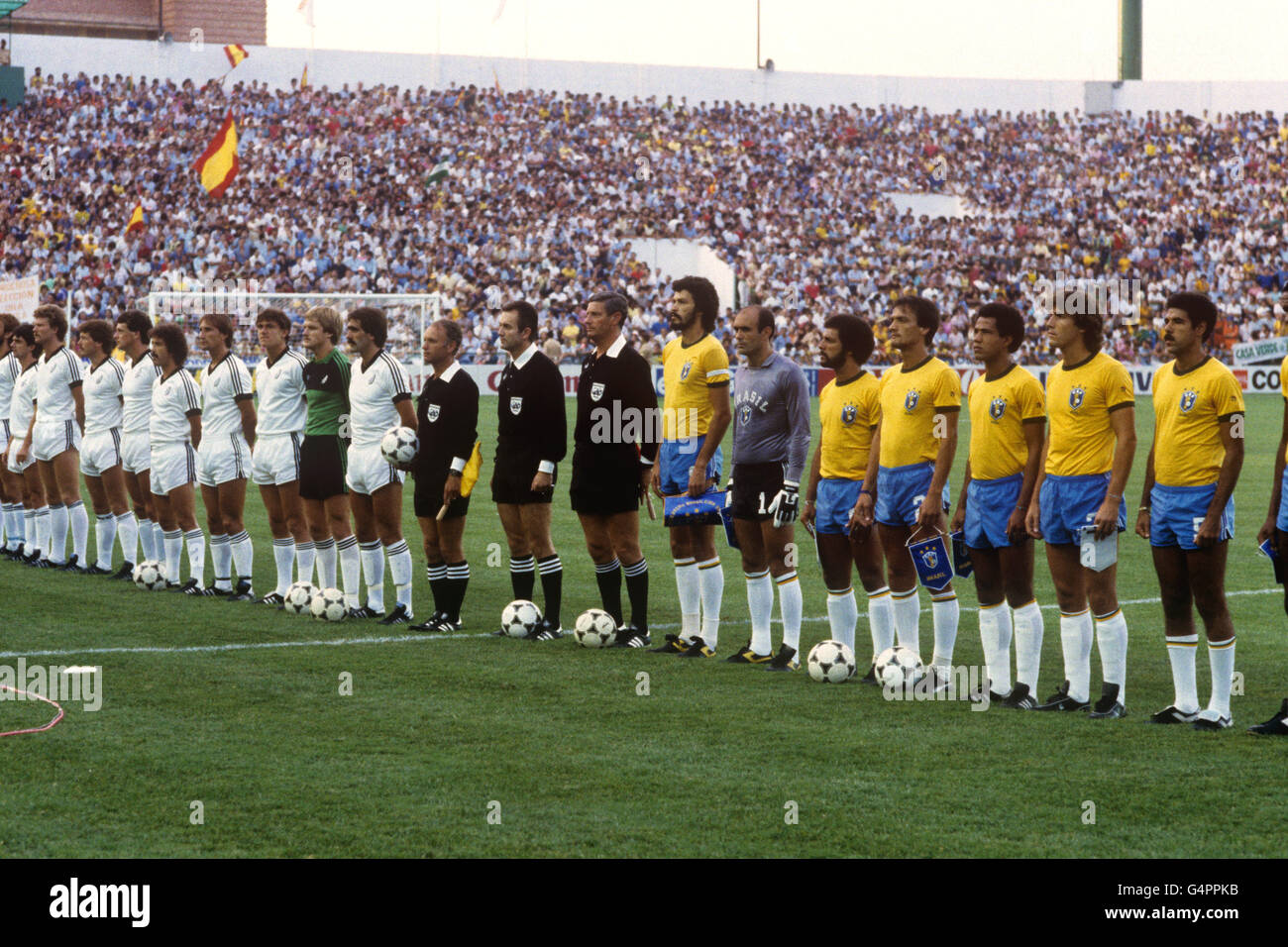 Brasiliens Kapitän Sokrates (Mitte neben den Beamten) stellt sich mit seinem Team neben den Spielfunktionären (in schwarz l-r) Abraham Klein, Damir Matovinovic und Charles Corver an. Stockfoto