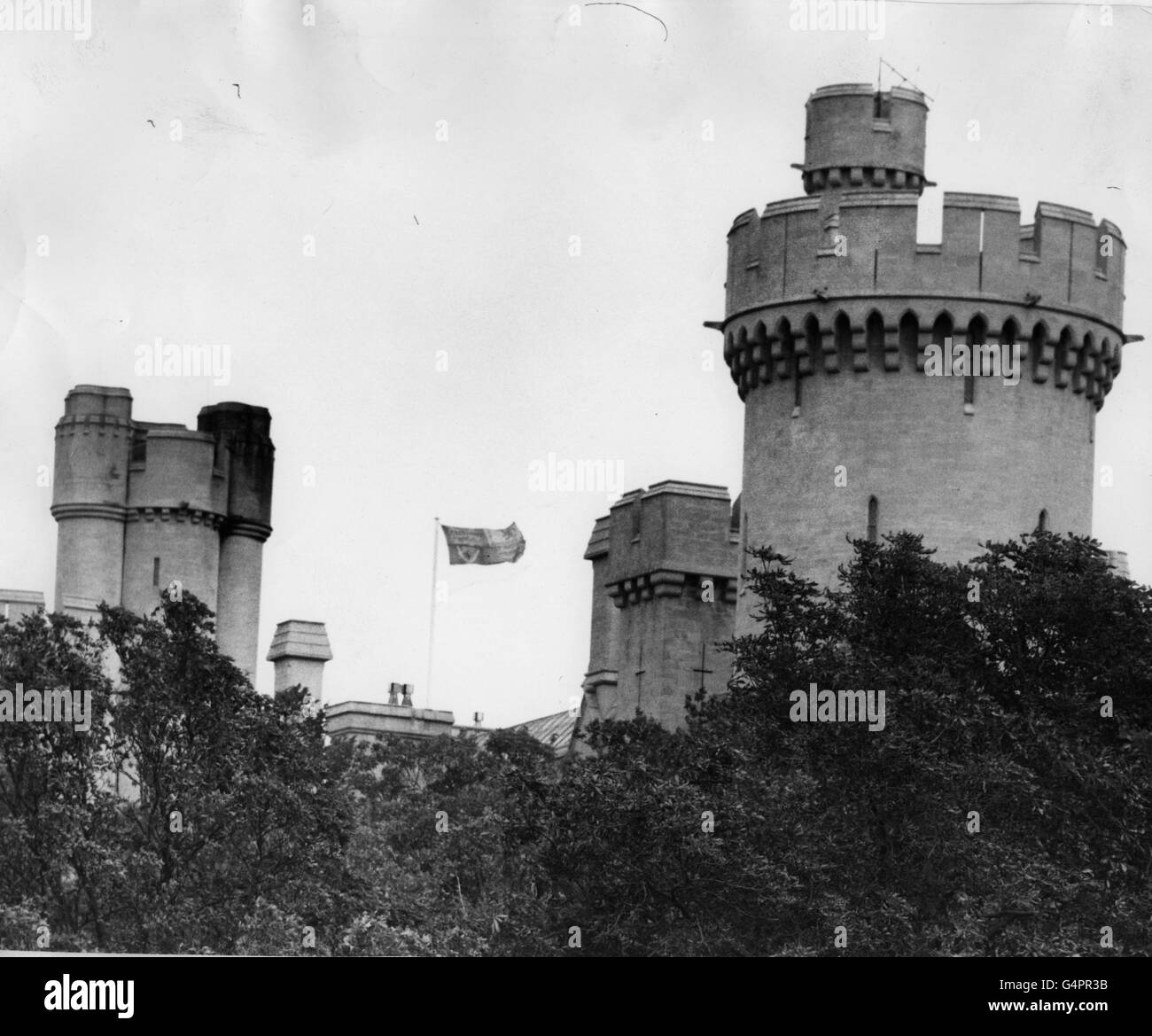 Der Royal Standard flog über Arundel Castle während einer Privy Council Sitzung, an der Königin Elizabeth II. Teilnahm. Stockfoto