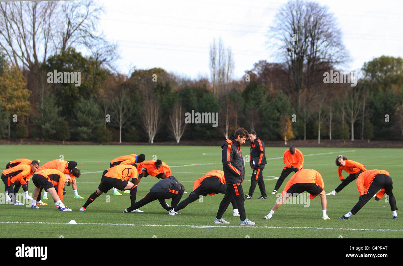 Chelseas Manager Andre Villas-Boas (vorne) erscheint in tiefem Gedanken, als er um seine Spieler geht, während sie sich während der Trainingseinheit auf dem Cobham Training Ground, Stoke d'Abernon, aufwärmen. Stockfoto