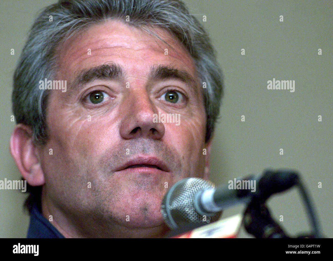 Dieses Bild darf nur im Rahmen eines redaktionellen Features verwendet werden. England-Trainer Kevin Keegan nimmt an einer Pressekonferenz in Warschau, Polen, Teil, wo England am 8. September 1999 der polnischen Fußballnationalmannschaft für den Euro 2000-Dedder gegenübersteht. Stockfoto