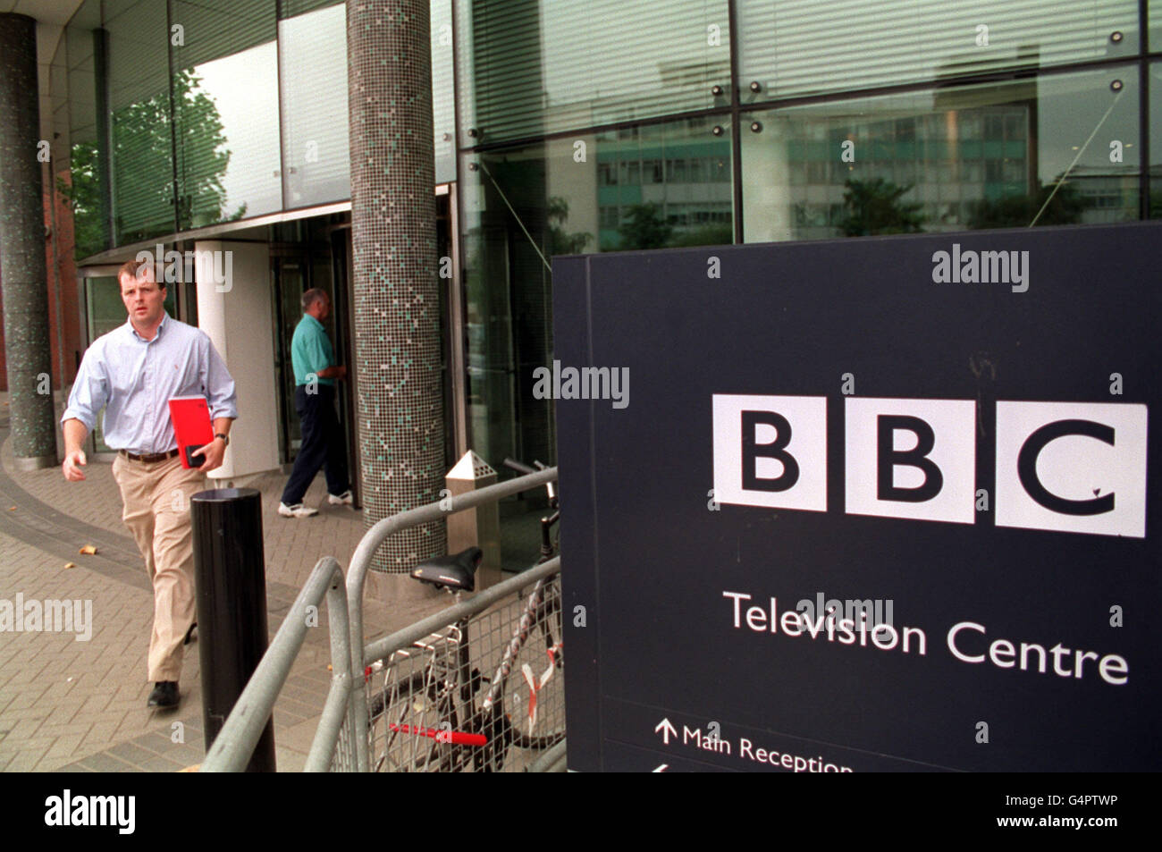 BBC Television Centre in Wood Lane, London, wo ein Eindringling in die BBC-Radio- und Fernsehredaktion einbrach, als er Journalisten, einschließlich der Nachrichtenredakteurin Anna Ford, um Deckung eilte. Laut einem Zeugen warf der Eindringling einen kleinen Tisch durch ein Glasfenster und bedrohte das Personal. Stockfoto