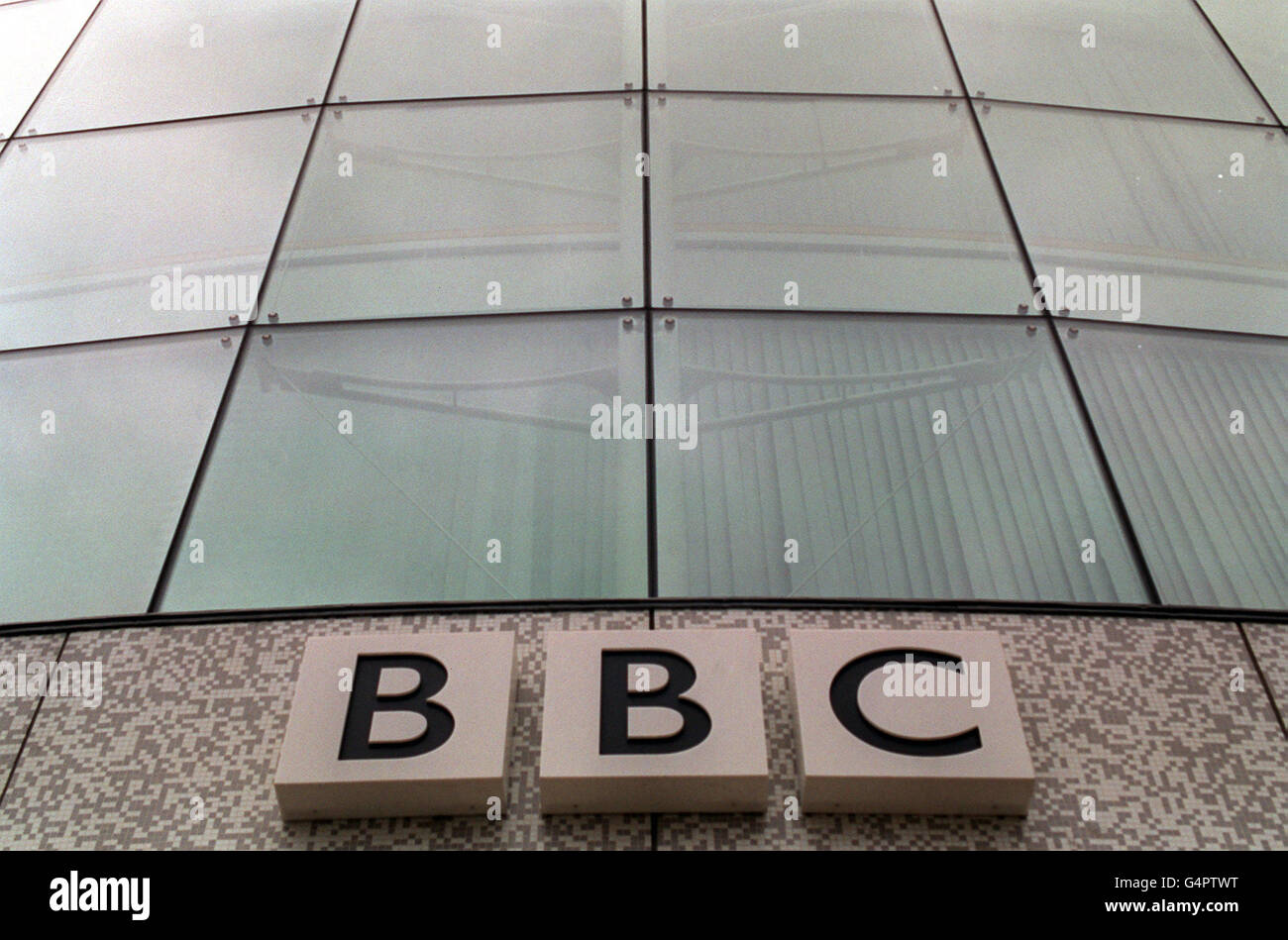 BBC Television Centre in Wood Lane, London, wo ein Eindringling in die BBC-Radio- und Fernsehredaktion einbrach, als er Journalisten, einschließlich der Nachrichtenredakteurin Anna Ford, um Deckung eilte. Laut einem Zeugen warf der Eindringling einen kleinen Tisch durch ein Glasfenster und bedrohte das Personal. Stockfoto