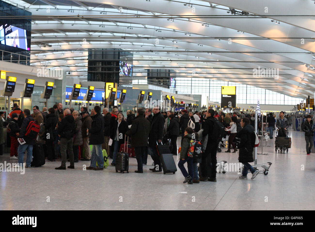 Warteschlangen im Terminal 5 am Flughafen Heathrow, da die Leute früh zu den Weihnachtsferien abreisen. Stockfoto