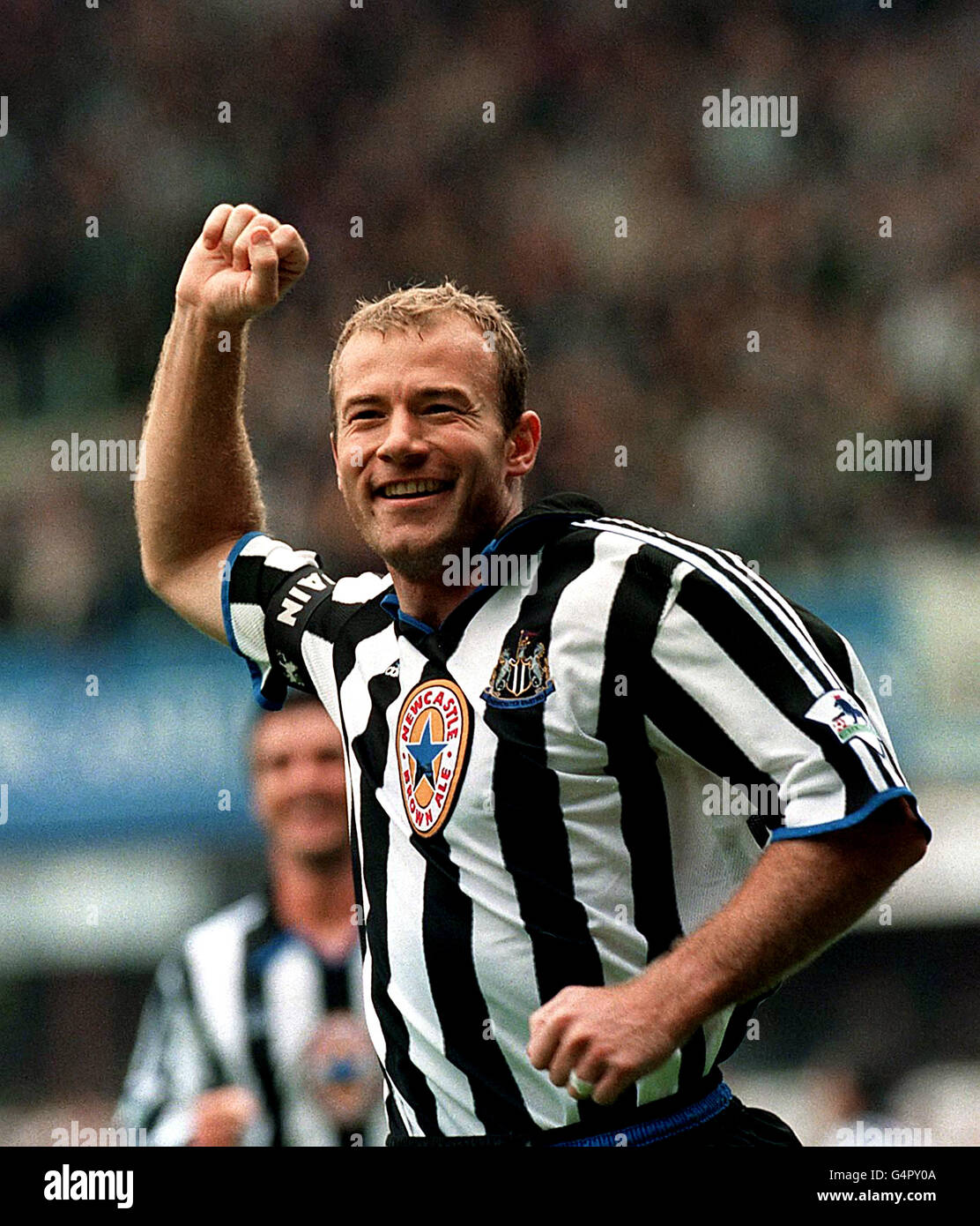 Alan Shearer feiert sein zweites Tor für Newcastle United gegen Sheffield am Mittwoch während des Premiership-Spiels im St James Park. Endstand: Newcastle 8 Sheffield Mittwoch 0. * 15/6/01: Shearer wurde als OBE (Officer of the British Empire) in die Liste der Queen's Birthday Honors aufgenommen. Stockfoto