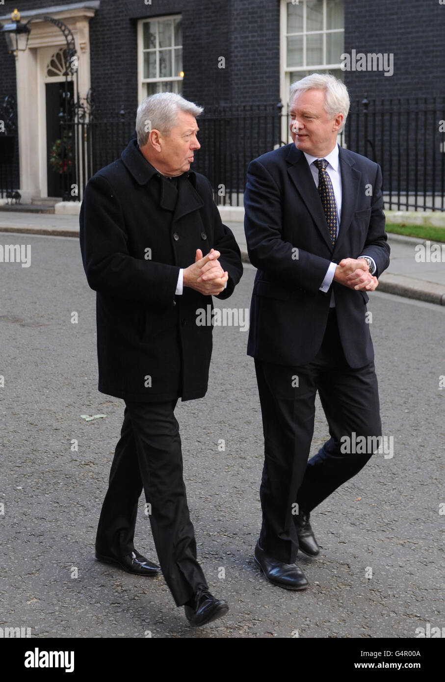 Die Abgeordneten Alan Johnson (links) und David Davis (rechts), nachdem sie in der Downing Street 10, London, eine Petition mit Arbeitern und Familienangehörigen der BAE Systems Brough Fabrik eingereicht hatten, um die geplante Schließung des Werks in der Nähe von Hull zu stoppen. DRÜCKEN Sie VERBANDSFOTO. Bilddatum: Mittwoch, 14. Dezember 2011. Siehe PA Story BRANCHENLOBBY. Bildnachweis sollte lauten: Stefan Rousseau/PA Wire Stockfoto