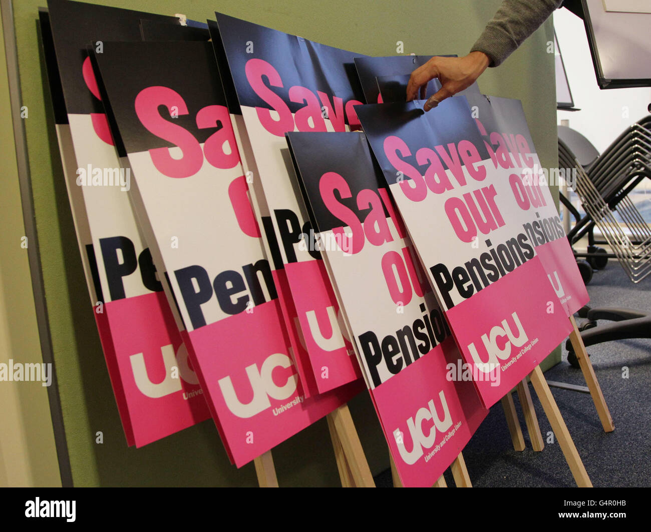 Mitarbeiter der University and College Union, die vor dem Streik von Beschäftigten des öffentlichen Sektors am 30. November in der ULU in Camden im Norden Londons Banner, Plakate und andere Materialien vorbereiten. Stockfoto
