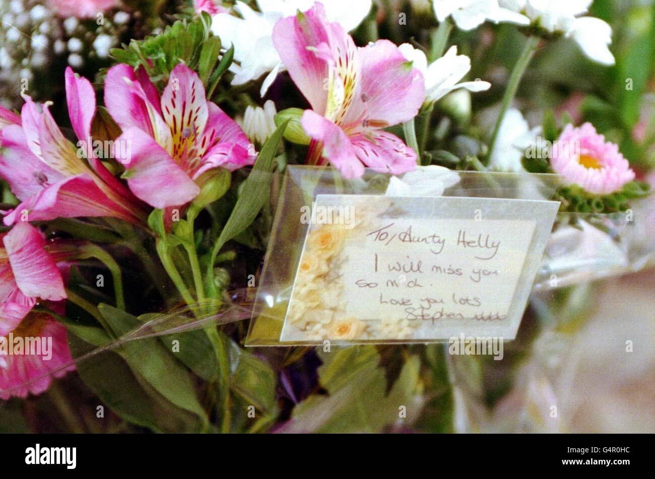 Eine blumige Hommage an die Beerdigung der BBC-Sportmoderatorin Helen Rollason im Krematorium von Chelmsford. Später schlossen sich Freunde und Kollegen von Helen ihrer Familie an, darunter ihre Tochter Nikki, 16, Für einen Dienst der Danksaggabe. * Frau Rollason war die erste Frau, die BBC Sports Flaggschiff-Tribüne vorstellte und arbeitete auch für BBC Breakfast News und zuletzt für die neuen Six O Clock News. Stockfoto