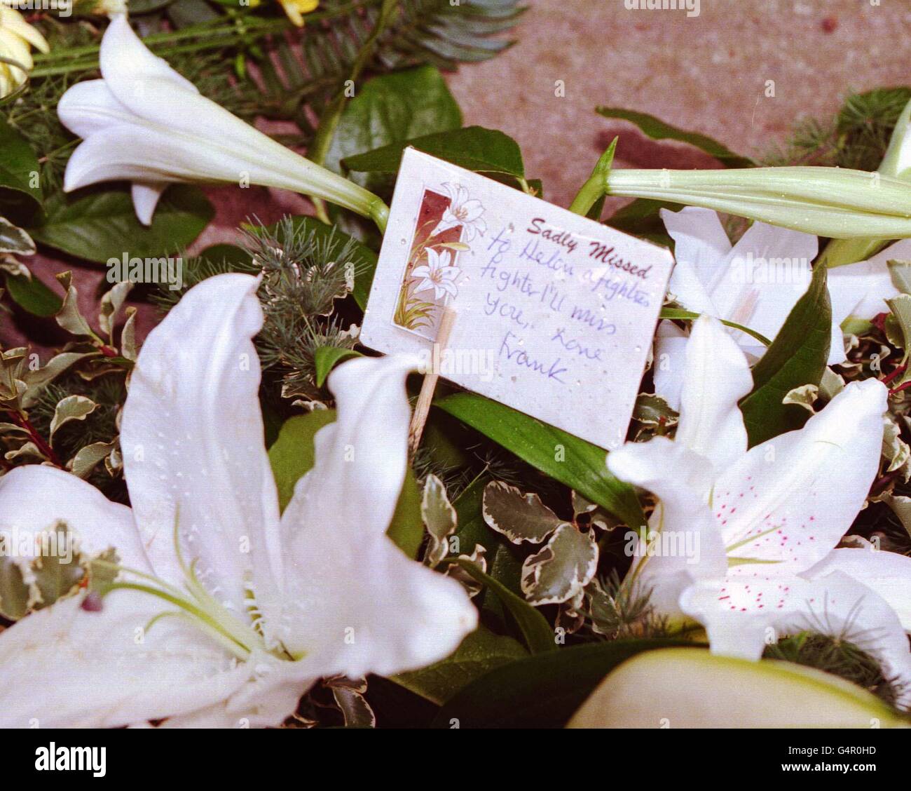Eine florale Hommage mit den Worten „an Helen, eine Kämpferin. Ich werde Euch vermissen. Love Frank', bei der Beerdigung der BBC-Sportmoderatorin Helen Rollason im Krematorium von Chelmsford. *später kamen Freunde und Kollegen von Helen zu ihrer Familie, einschließlich ihrer Tochter Nikki, 16, Für einen Dienst der Danksaggabe. Frau Rollason war die erste Frau, die BBC Sports Flaggschiff-Tribüne vorstellte und arbeitete auch für BBC Breakfast News und zuletzt für die neuen Six O Clock News. Stockfoto