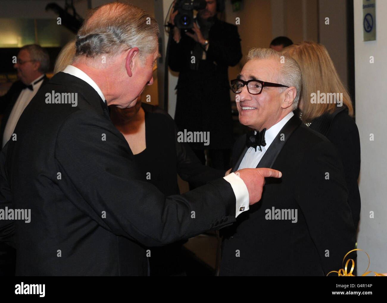 Der Prinz von Wales trifft Martin Scorsese, als er und die Herzogin von Cornwall an der Royal Film Performance 2011 von Hugo im Odeon Cinema in Leicester Square, London, teilnehmen. Stockfoto