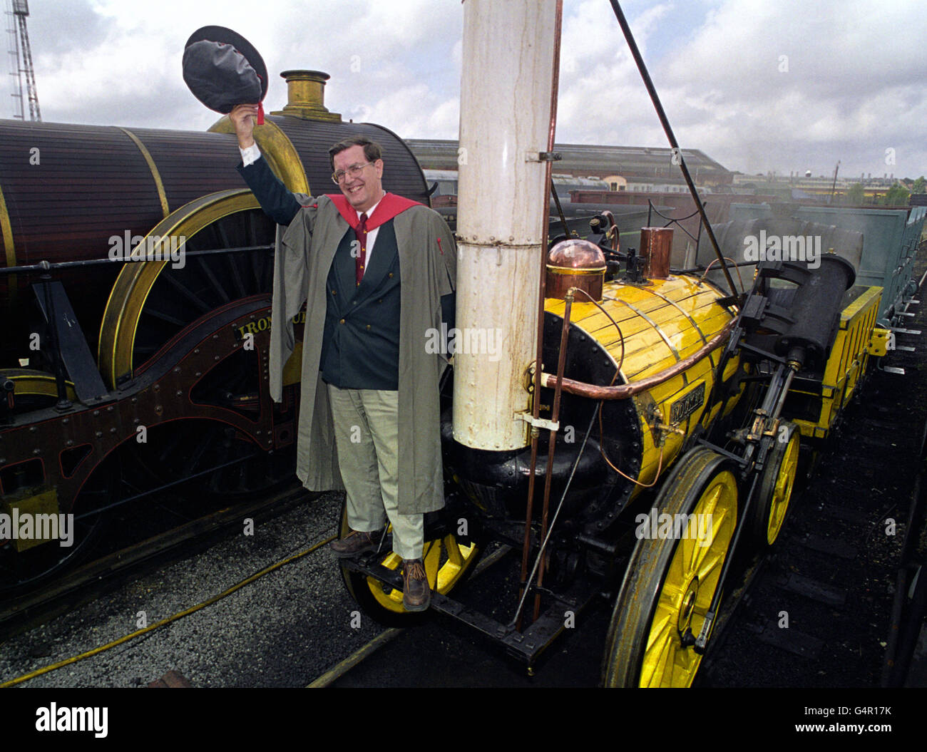 Michael Bailey auf einer Nachbildung von Stephenson's Rocket Locomotive im National Railway Museum in York. Der erste Doktor der Welt in Eisenbahnstudien wurde an den frühen Lokomotivberater Michael Bailey verliehen. Stockfoto