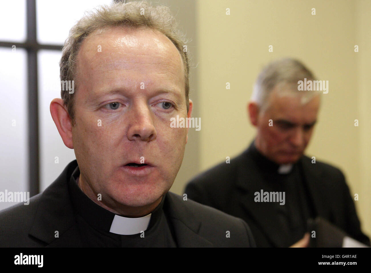 Msgr. Eamon Martin und P. Michael Canny in der St. Eugene Kathedrale in Derry, bei der Vorstellung eines Berichts über die Misshandlung von Geistlichen in der Diözese Derry. Stockfoto