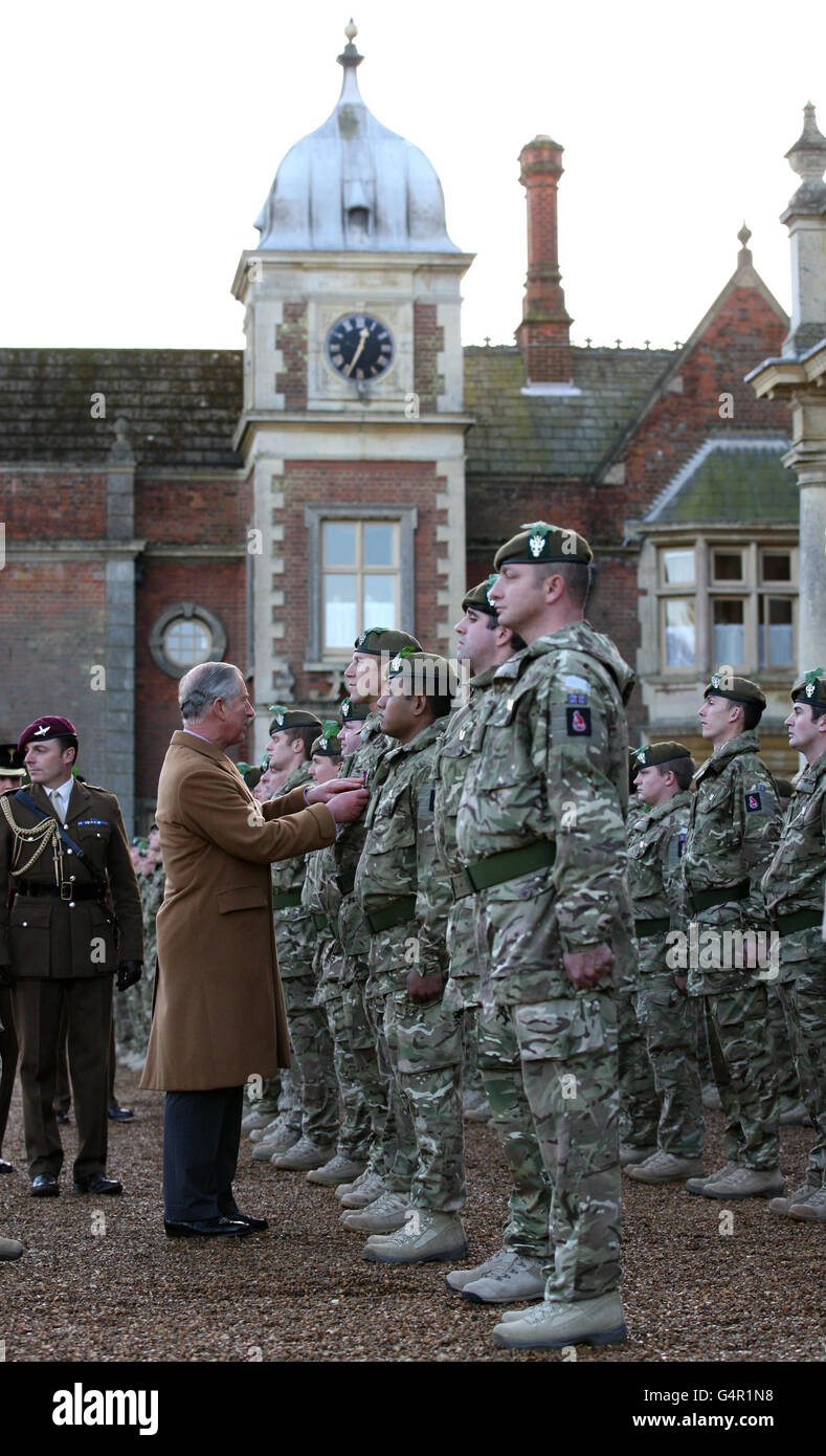 Der Prinz von Wales, Oberst- in- Chief das Mercian Regiment überreicht Feldmedaillen an Militärangehörige und Frauen des 3. Bataillons des Mercian Regiments im Sandringham House, auf dem königlichen Anwesen, in Norfolk. Stockfoto