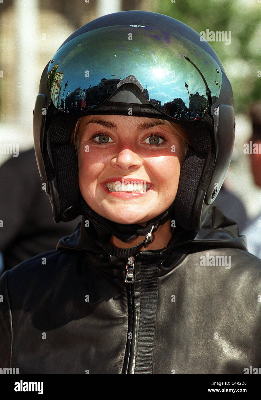 TV-Moderator Gail Porter lächelt für die Kameras am Trafalgar Square, nachdem er die Biker durch London geführt hatte, um die Veröffentlichung von „A Bugs Life“ auf Video zu feiern. Stockfoto