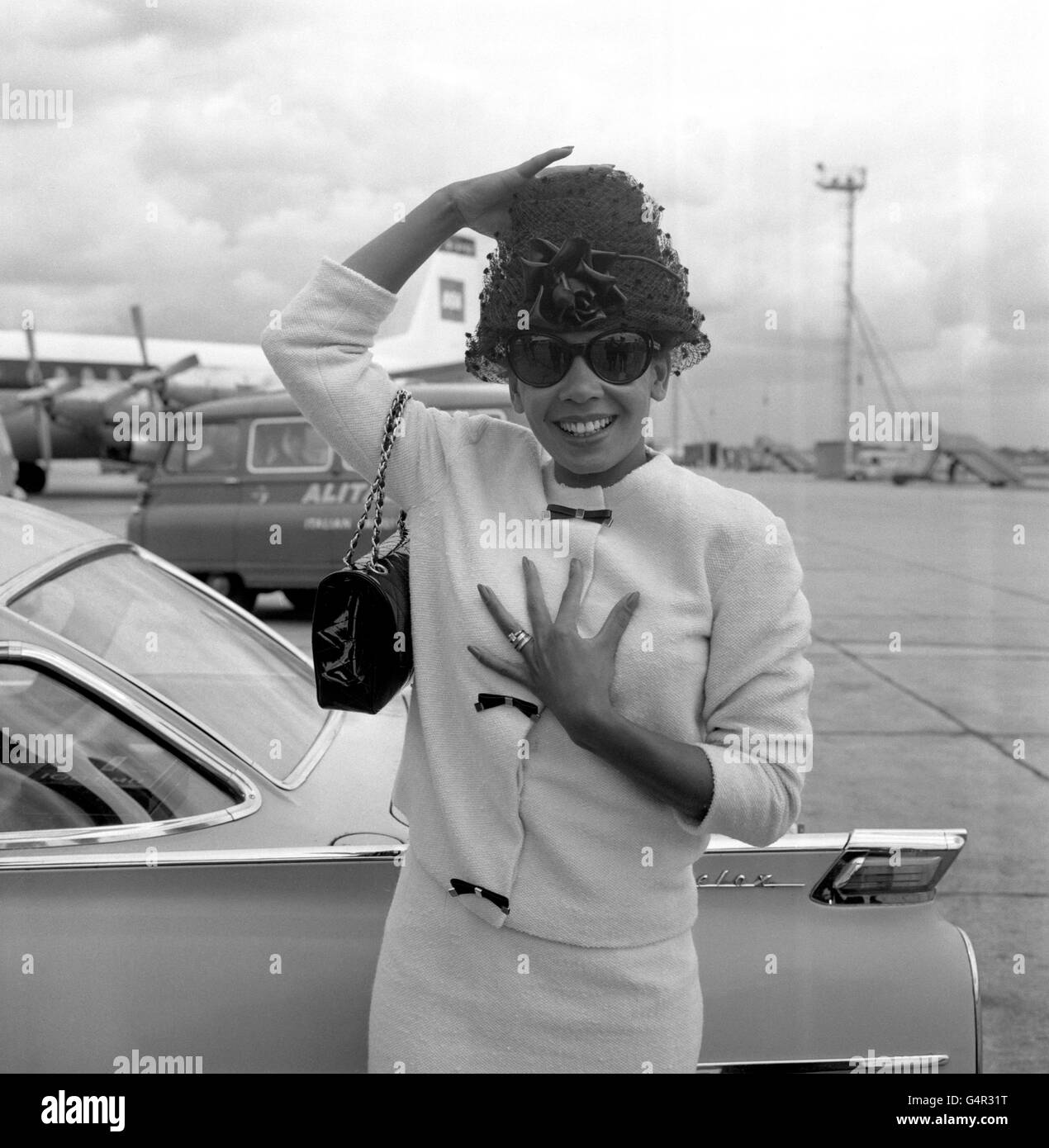 Sängerin Shirley Bassey am Flughafen London, bevor sie für einen Fernsehauftritt nach Rom fliegt. Stockfoto