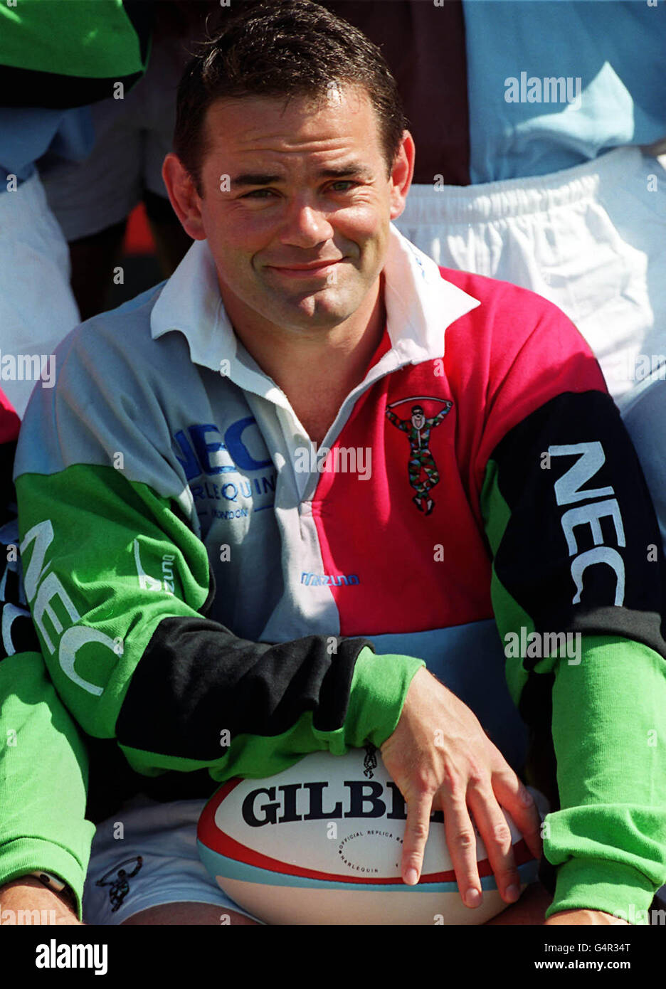 Will Carling, der eine Allied Dunbar Premiership XV bei der Pressekonferenz der Harlequins vor der Saison in Twickenham leiten wird. Carling stellte die Weisheit des Aufbaus-Programms von Clive Woodward zur Rugby-Weltmeisterschaft in Frage. * Carling, der sein Land 59 Mal einen Rekord führte und England zum Finale der WM 1991 brachte, glaubt, dass das vier-Match-Aufbauch-Programm die Nationalmannschaft nicht ausreichend testen wird. 21/5/01: Will Carling, der eine radikale Shake-up des Spiels, die sehen würde, die Zürcher Premiership und Heineken Cup zugunsten einer europäischen Super League verschrottet vorgeschlagen hat. Stockfoto