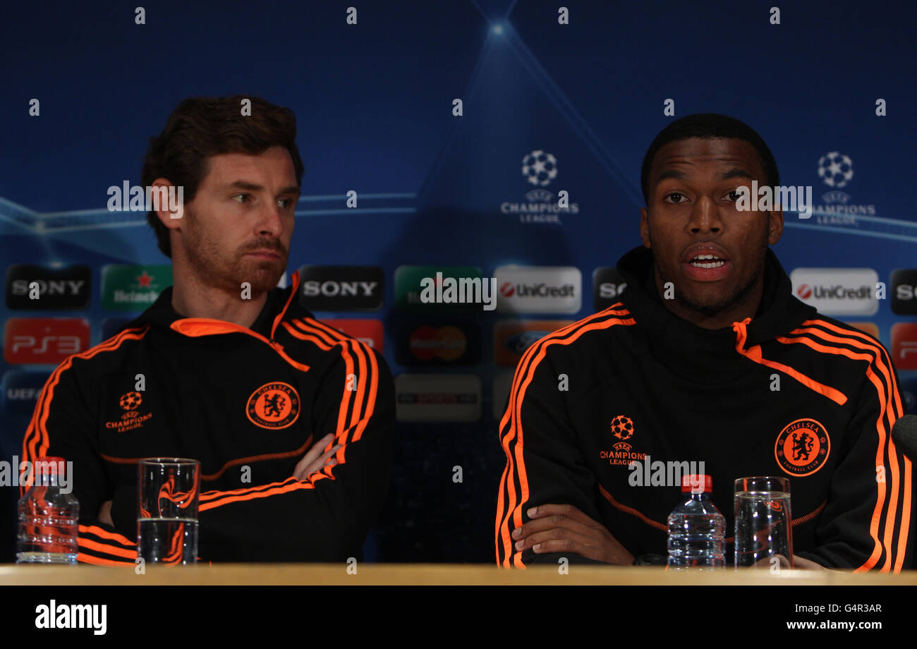 Chelseas Daniel Sturidge spricht während einer Pressekonferenz in der Stamford Bridge, London, Manager Andre Villas-Boas zuhört. DRÜCKEN Sie VERBANDSFOTO. Bilddatum: Montag, 5. Dezember 2011. Chelsea steht am morgigen Abend beim UEFA Champions League-Spiel auf der Stamford Bridge gegen Valencia. Siehe PA Geschichte FUSSBALL Chelsea. Bildnachweis sollte lauten: Nick Potts/PA Wire Stockfoto